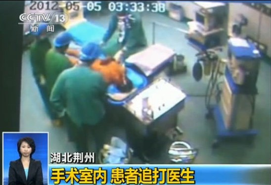 跳下手术台追打医生 疯狂的醉汉（图）