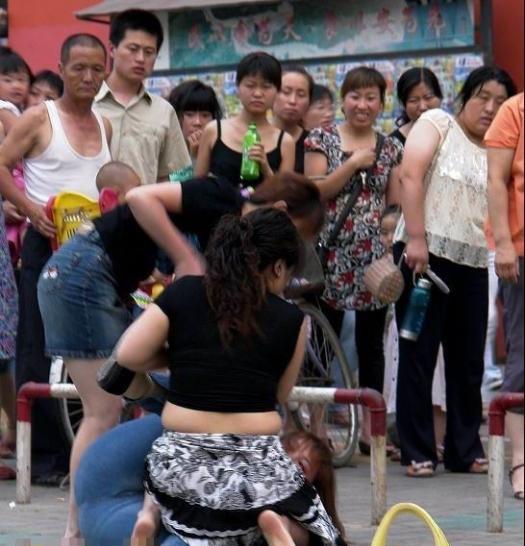 野蛮女人街头打架 发飙野蛮女人惹不起（图）