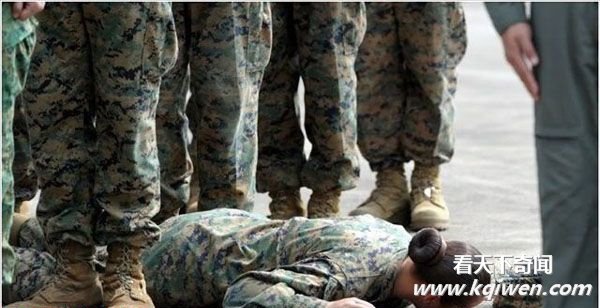 美军练胆生吃蝎子蜥蜴青蛙 有女兵晕倒(组图)